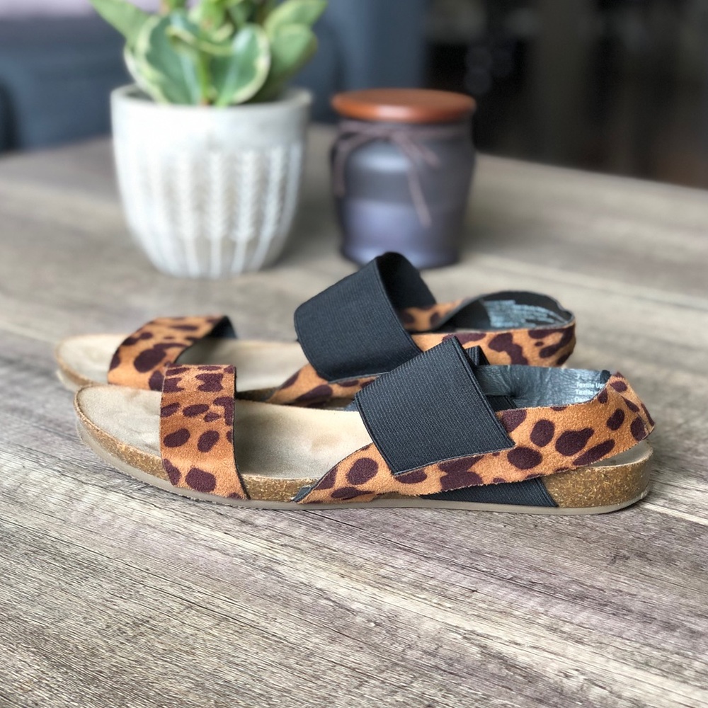 Leopard print flatbed sandals!
